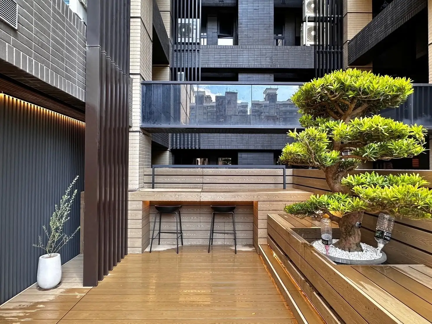 新北新店住宅｜戶外木地板 木地板完工照 3