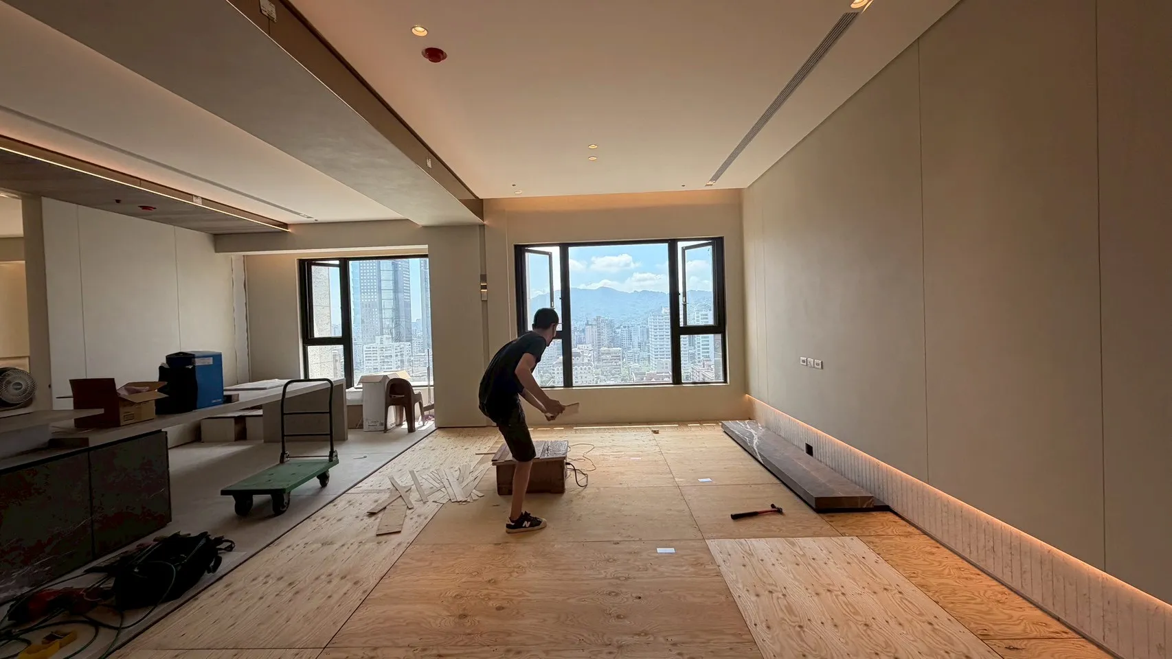 昇詮施工現場:師傅正在鋪設平鋪工法的夾板底層,作為面材下的整平與固定層