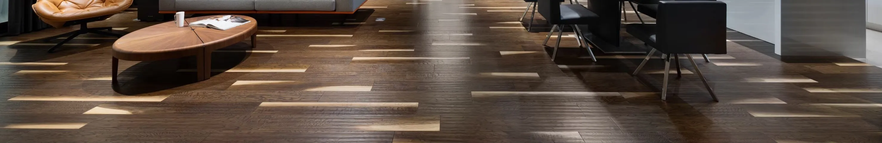 仿古橡木鋼刷紋地板表面肌理特寫：立體紋理提供防滑摩擦力，並讓細刮痕與毛髮不顯眼